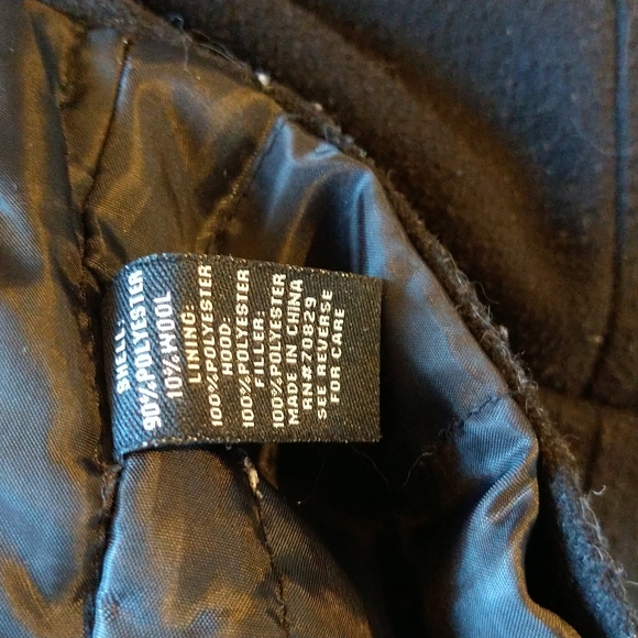 GUC. $$❤️❤️☘️Black hooded jacket two pockets in the front pre-owned. - Picture 6 of 7